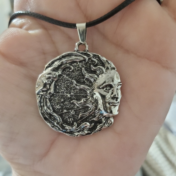 Gorgeous tibettan pendant 🌙moon 🌞sun necklace - Picture 2 of 4